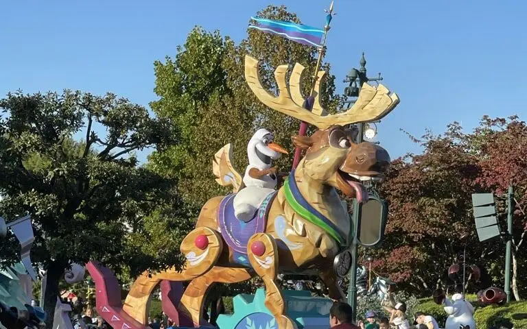 Disney Stars on Parade float with Olaf